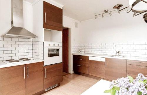 Stora Sundby Villa | Modernt & rymligt sommarhus på landet- Bubbelpool