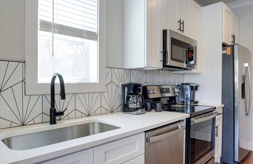 Melrose Cottage | Modest Melrose - 5 Mins to Broadway - Rooftop Deck