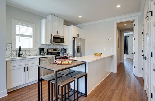Melrose Cottage | Modest Melrose - 5 Mins to Broadway - Rooftop Deck