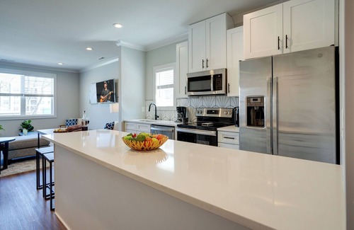 Melrose Cottage | Modest Melrose - 5 Mins to Broadway - Rooftop Deck
