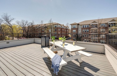 Melrose Cottage | Modest Melrose - 5 Mins to Broadway - Rooftop Deck