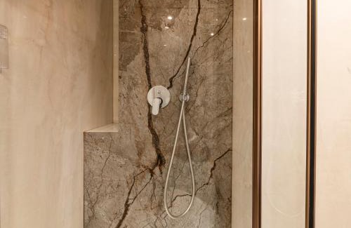 Milan Apartment | Modigliani terrace jacuzzi Golden House