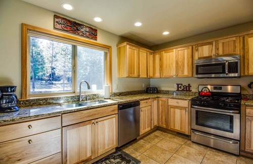 Deer Park House | MODO06 - Huge Home, 3 King Ensuites, A/C, Gas Fireplace, Ping Pong, Bikes