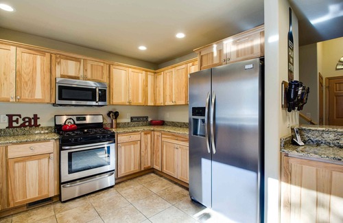 Deer Park House | MODO06 - Huge Home, 3 King Ensuites, A/C, Gas Fireplace, Ping Pong, Bikes