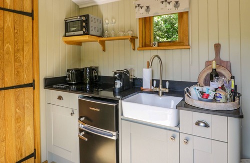 Llanbedr Cottage | MOELFRE - SHEPHERDS HUT, romantic, with hot tub in Llanbedr