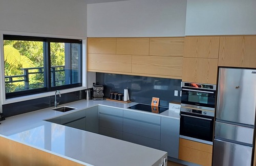 Moetapu Bay House | Moetapu Scenic Retreat - Luxury Haven for Couples