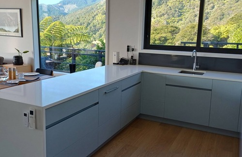 Moetapu Bay House | Moetapu Scenic Retreat - Luxury Haven for Couples