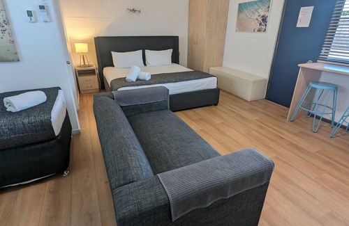 Moffat Beach Hotel | Moffat Beach Motel Caloundra
