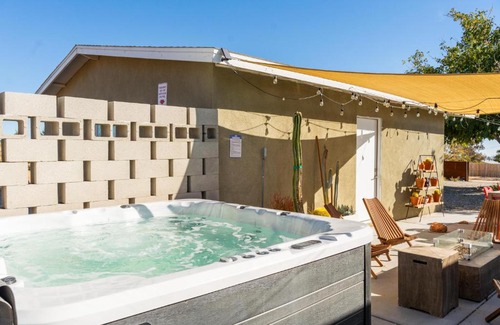 Yucca Valley House | Mojave Lofi - Bright and Airy home 25 min from Joshua Tree National Park - Hot Tub, Cal-King Beds, Game Room