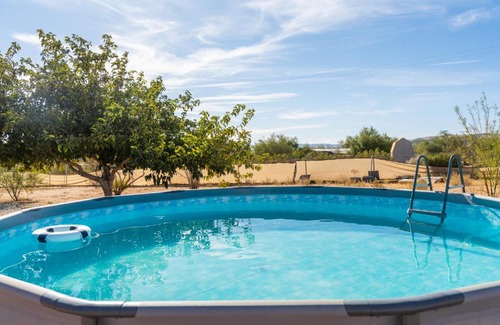 Yucca Valley House | Mojave Lofi - Bright and Airy home 25 min from Joshua Tree National Park - Hot Tub, Cal-King Beds, Game Room