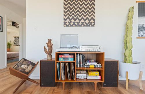 Yucca Valley House | Mojave Lofi - Bright and Airy home 25 min from Joshua Tree National Park - Hot Tub, Cal-King Beds, Game Room