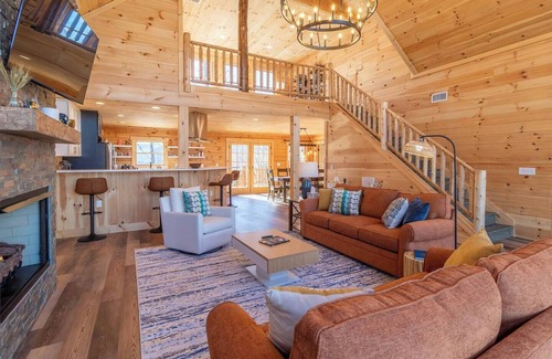 Old Fort Cabin | Moksha Retreat - A-Frame|Mtn Views|Hot Tub|King Ensuites
