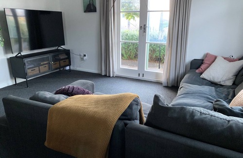 New Plymouth Cottage | Molesworth Cottage - nCentral location & close to beach
