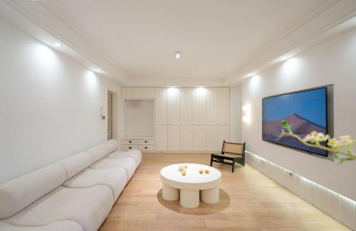 Huangpu Apartment | Molly Homestay - walk to Yu Garden and the Bund 3bedrooms 1study 2 bathrooms elevator apartment