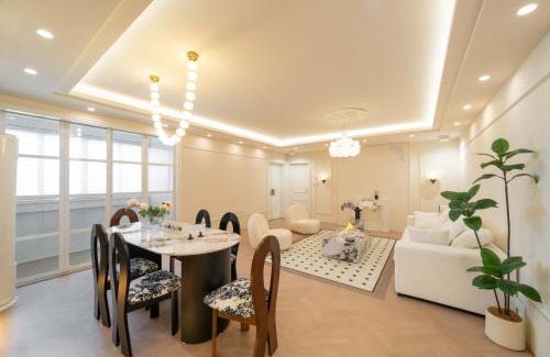 Huangpu Apartment | Molly Homestay - walk to Yu Garden and the Bund 3bedrooms 1study 2 bathrooms elevator apartment