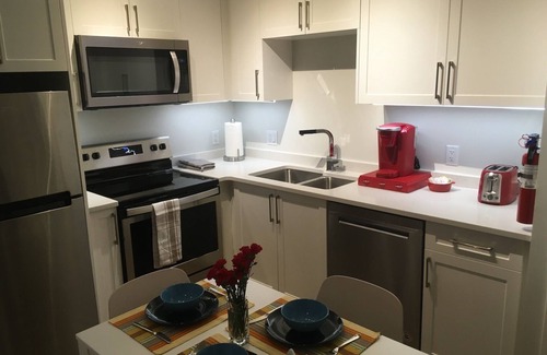 Sidney Apartment | Mollys Cottage - Suite on Vancouver Island near YYJ airport, WA and BC Ferries