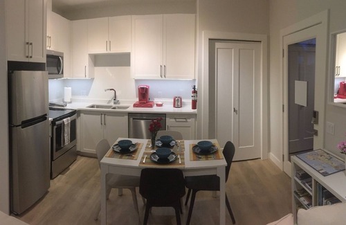 Sidney Apartment | Mollys Cottage - Suite on Vancouver Island near YYJ airport, WA and BC Ferries