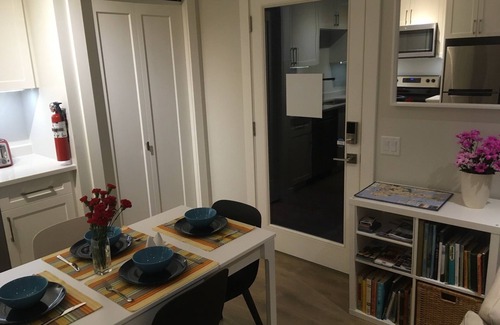 Sidney Apartment | Mollys Cottage - Suite on Vancouver Island near YYJ airport, WA and BC Ferries