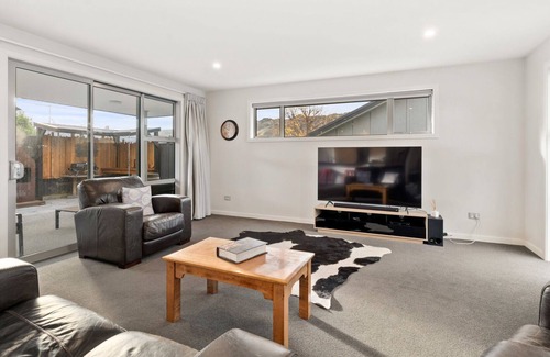 Lowburn House | Molyneux Magic - Cromwell Holiday Home
