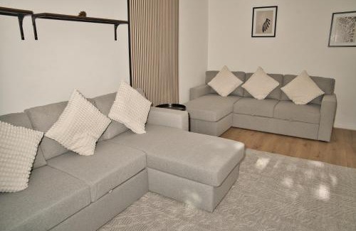 Swiss Cottage Apartment | Moments Made Here, Cosy 4-Bed Swiss Cottage, Perfect for 10, Free WiFi