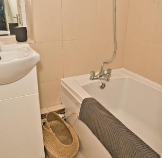 Swiss Cottage Apartment | Moments Made Here, Cosy 4-Bed Swiss Cottage, Perfect for 10, Free WiFi