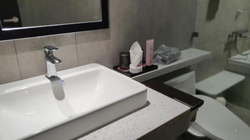 Cong Vi Hotel | MOMIZI HANOI 2 - PHAN KE BINH