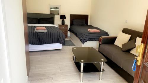 Feltham North House | Mon Repos Private Rooms Heathrow Airport