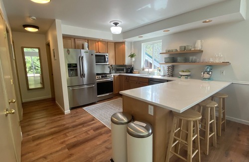 Skykomish Ski Chalet | Money Creek Chalet- stunning, bright & spacious w/hot tub for 8 +pets