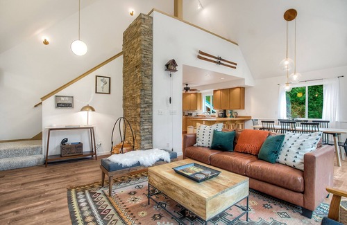 Skykomish Ski Chalet | Money Creek Chalet- stunning, bright & spacious w/hot tub for 8 +pets