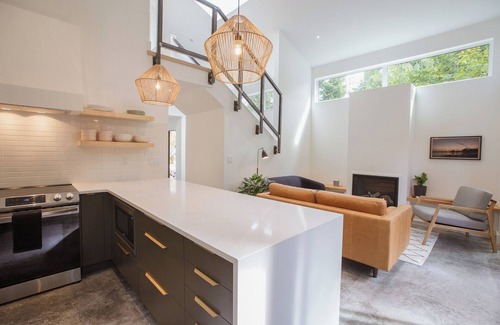 Tofino House | Moniker Beach House close to beaches + shops