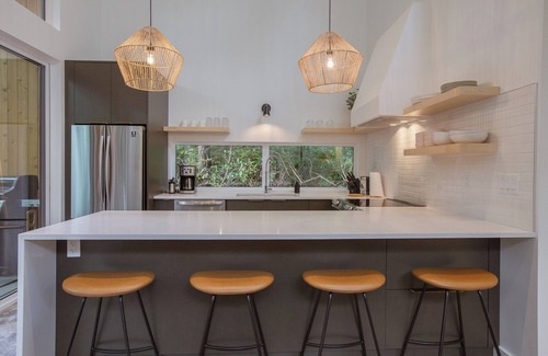 Tofino House | Moniker Beach House close to beaches + shops