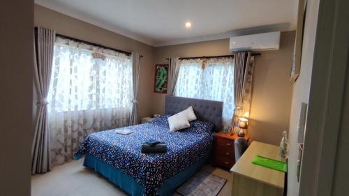 Forrest Hill House | Monique's Queen Rm AirCon TV