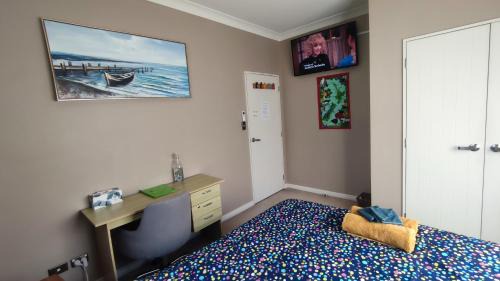 Forrest Hill House | Monique's Queen Rm AirCon TV