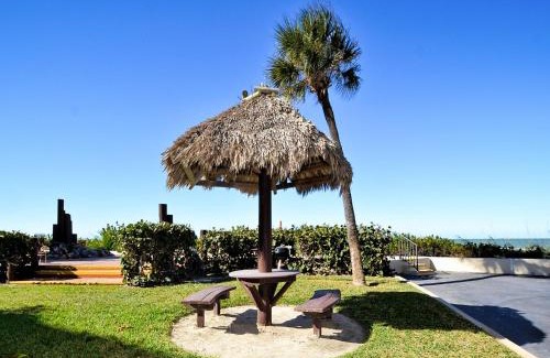 Belleair Beach Apartment | Mont Martre Condo 216 Beachfront 2 bedroom 2 bath at Mont Martre Condos 23117