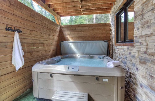Lac Superieur Village Ski Chalet | Mont-Tremblant Luxury Chalet – Hot Tub, Sauna, Fireplace & Lake Access