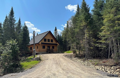 Lac Superieur Village Ski Chalet | Mont-Tremblant Luxury Chalet – Hot Tub, Sauna, Fireplace & Lake Access