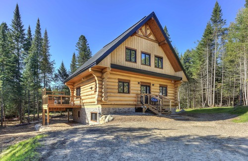 Lac Superieur Village Ski Chalet | Mont-Tremblant Luxury Chalet – Hot Tub, Sauna, Fireplace & Lake Access