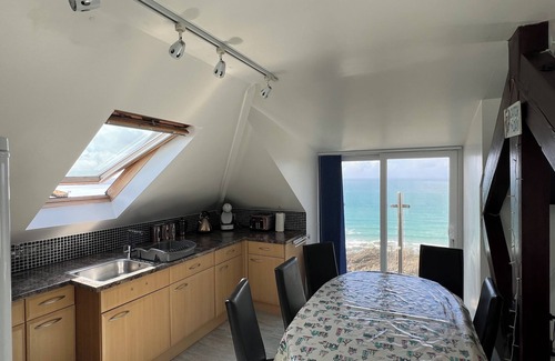 Mortehoe Apartment | Montagu Steps 3 bedroom apartment with sea views