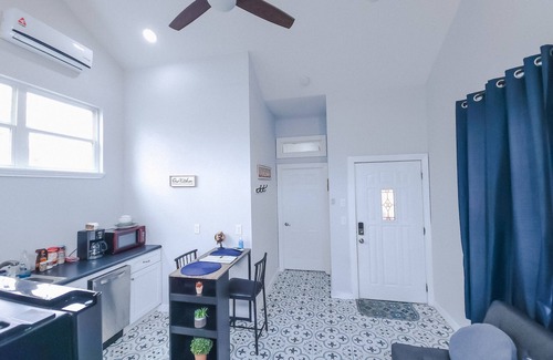 Near East Side Apartment | Montana Casita ! Alamodome