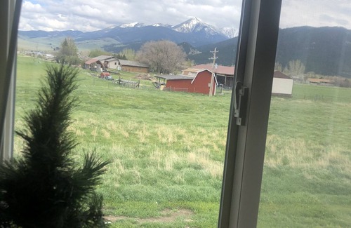 Wineglass Apartment | Montana studio getaway. 5 minutes to the Yellowstone river