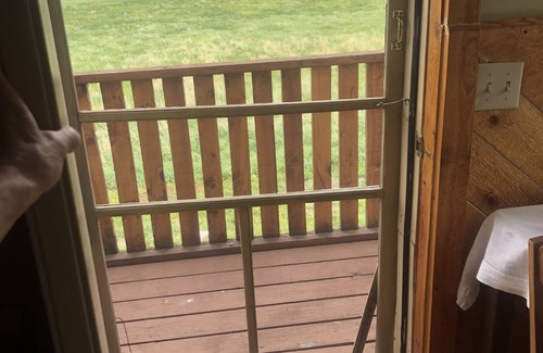 Wineglass Apartment | Montana studio getaway. 5 minutes to the Yellowstone river