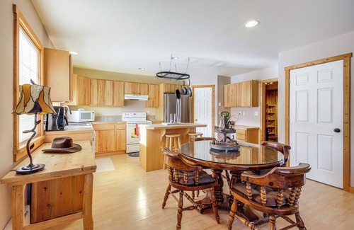 Emigrant House | Montana Vacation Rental: 32 Mi to Yellowstone!