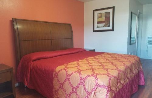 Pines Village Hotel | Monte Carlo Motel