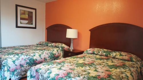 Pines Village Hotel | Monte Carlo Motel