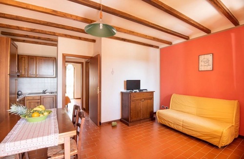 Suvereto Apartment | Montepitti Two-room ground floor apartment with A.C