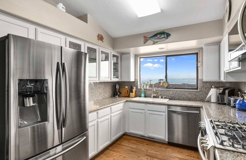 Monterey House | Monterey Bay Views: Spectacular Views - Walk to Cannery Row and the Aquarium