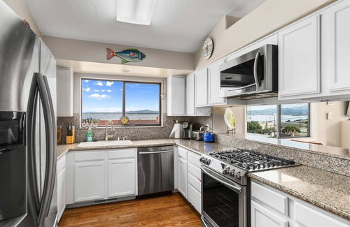 Monterey House | Monterey Bay Views: Spectacular Views - Walk to Cannery Row and the Aquarium