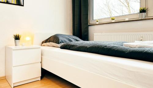 Hustadt Apartment | Monteurwohnung mit Balkon und Wohnzimmer