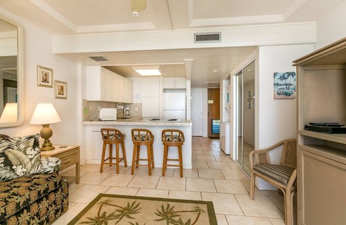 Makaha Condo | MONTH SPECIAL! AMAZING BEACHFRONT-FREE PKG,WiFi-POOL,HOT TUB,BBQ,BR PORTABLE AC!