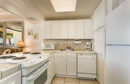Makaha Condo | MONTH SPECIAL! AMAZING BEACHFRONT-FREE PKG,WiFi-POOL,HOT TUB,BBQ,BR PORTABLE AC!